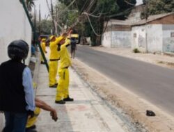 Tiang Utilitas Miring dan Kabel Menjuntai di Jalan Kamal Raya Ditangani