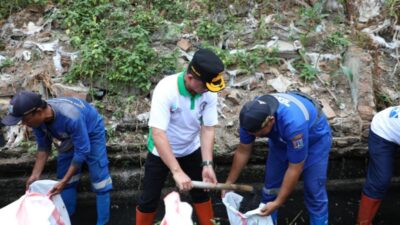 Kali Mampang Dikeruk, Saluran Dibersihkan: Jaksel Bersiap Hadapi Hujan