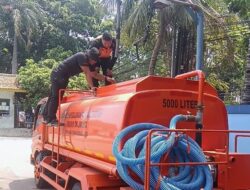 Kemarau Mengering, Tangki BPBD Jakarta Selatan Antar Air Bersih ke Warga